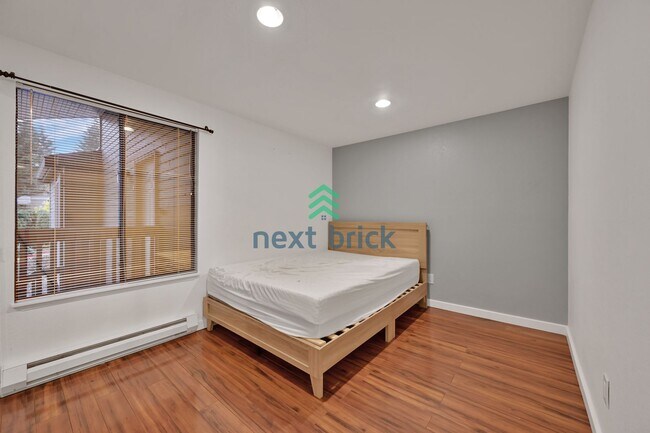 Building Photo - Beautifully Spacious Top-Floor Condo in the Heart of Juanita!