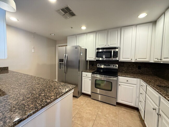 Building Photo - Spacious 2/2 Condo with Waterview in River...