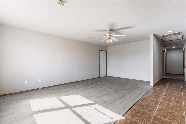 Building Photo - 322 E Southern Trace Dr