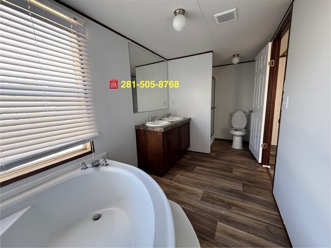 Building Photo - 16206 Wood Dr