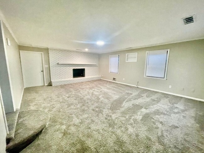 Building Photo - Welcome to this charming 3-bedroom, 1.5-bathroom home located in the desirable Newton, NC.