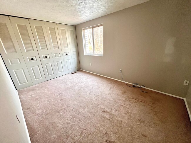 Building Photo - 2 Bedroom, 1.5 Bath, 1 Car Garage Townhouse