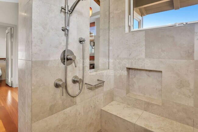 Building Photo - 5940 La Jolla Mesa Dr