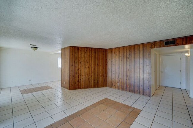 Building Photo - $500 OFF FIRST MONTH RENT! READY TO VIEW N...