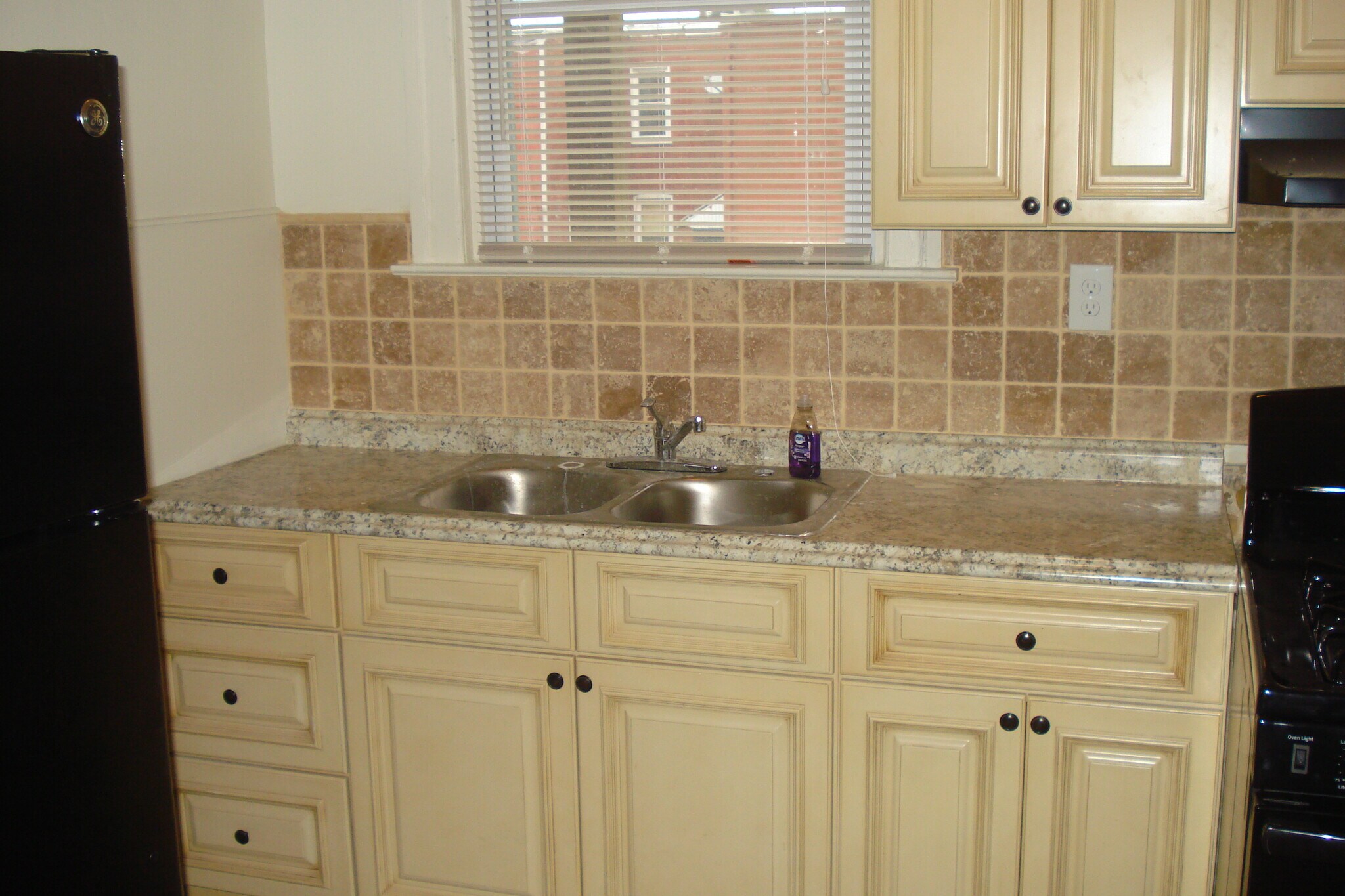 Building Photo - 733 E Chestnut St