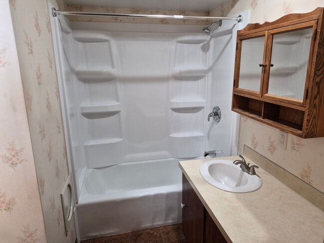 Building Photo - Charming 2-Bedroom Home with Bonus Room & Large Yard