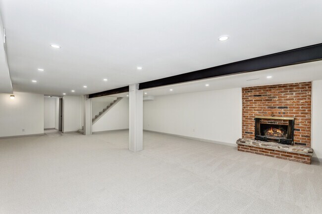 Building Photo - 2243 N Lynnwood Dr