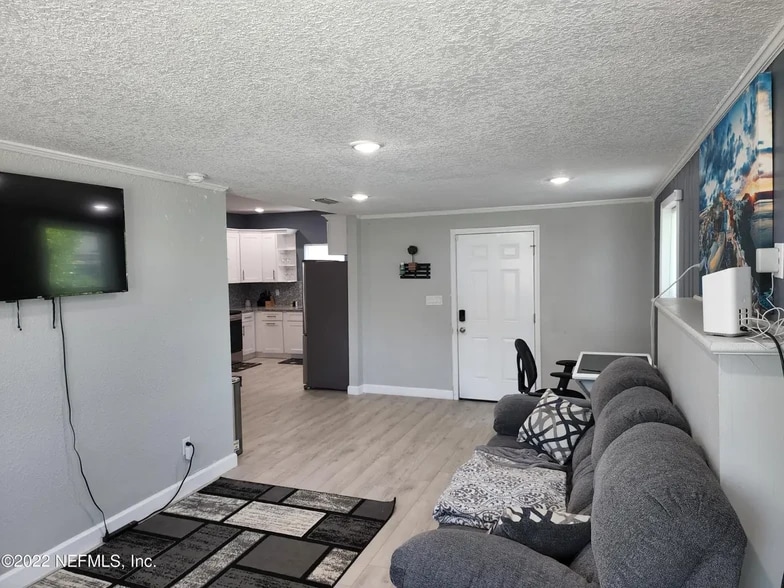 LR #2 - 2543 Lewis St