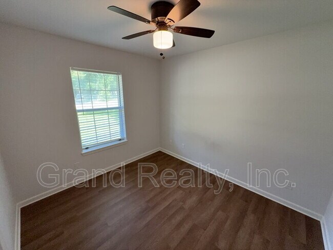 Building Photo - 6221 Fox Run St