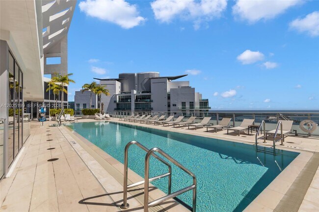 Building Photo - 1300 Brickell Bay Dr