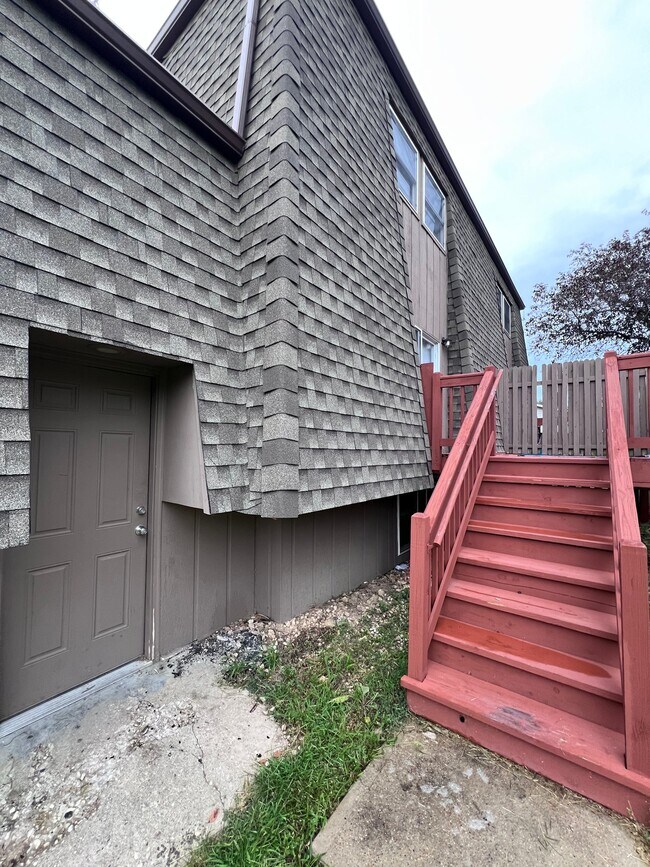 Building Photo - 1637 Sheffield Dr