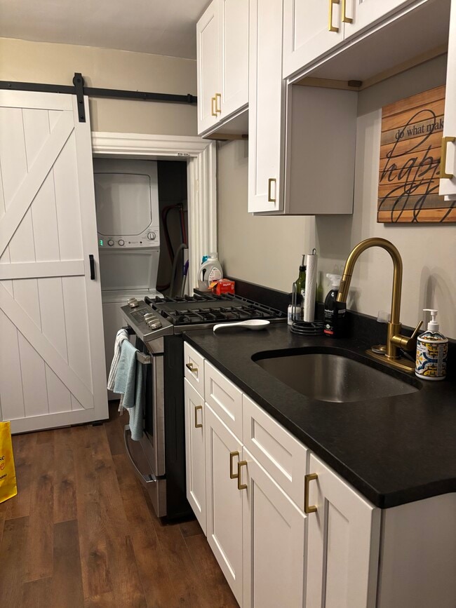 Kitchen - 152 E James St