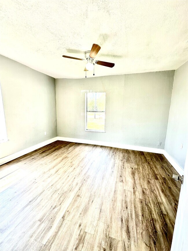 Building Photo - 1411 Miles St