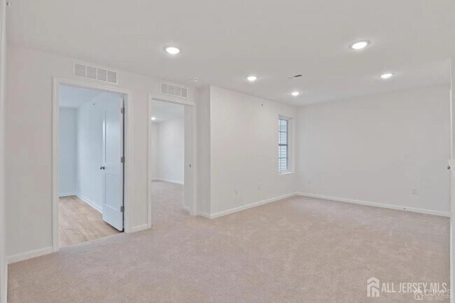 Building Photo - 735 Station Rd