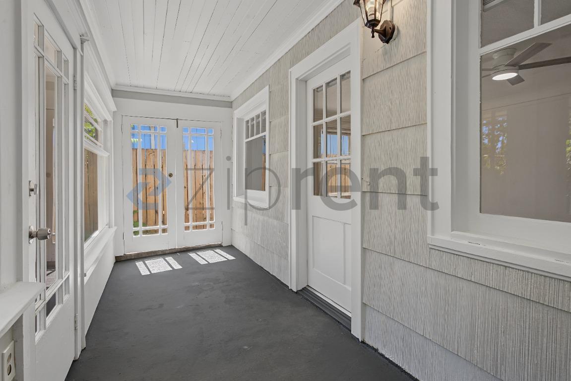 Building Photo - Unit