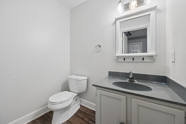 Building Photo - 411 Old Oak Pl