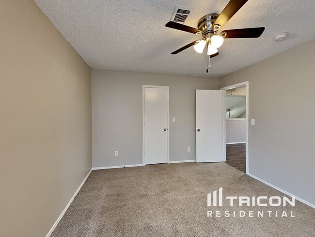 Building Photo - 916 Simon Dr