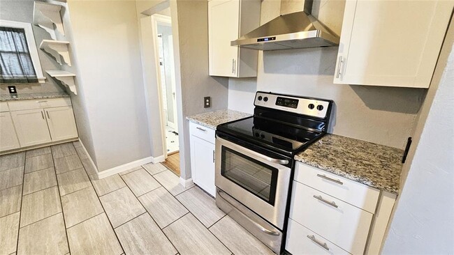 Building Photo - 2305 NW 25th St