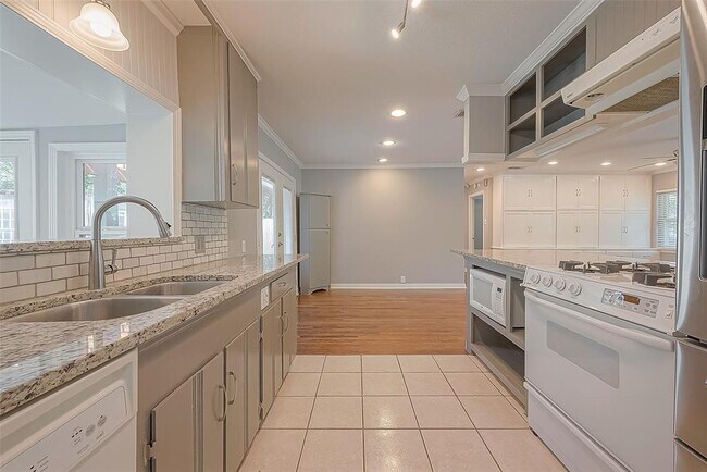 Building Photo - 942 W 30th St