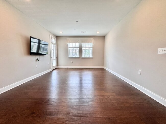 Building Photo - 2 Bed, 2 Bath Condo w/ Elevator Close to D...