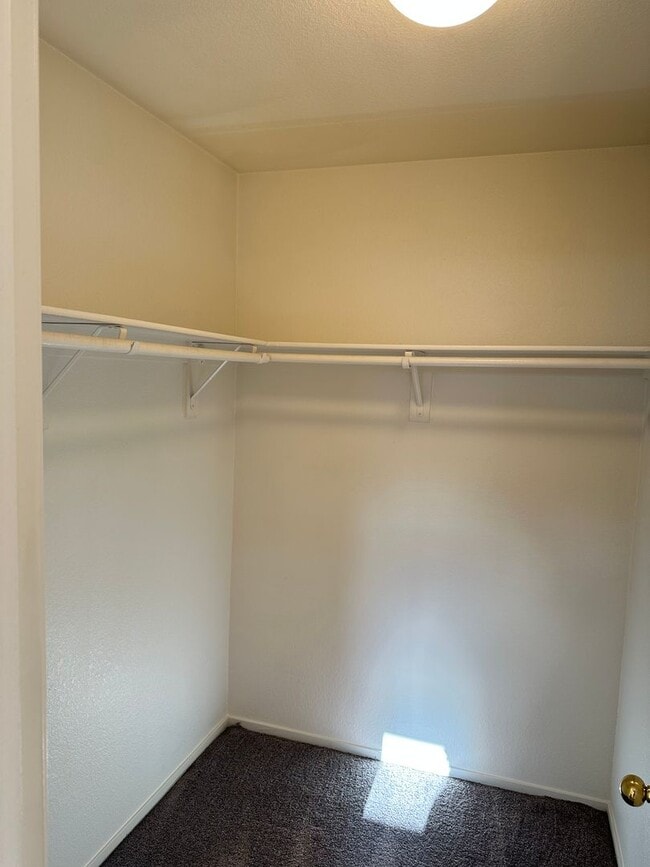 Building Photo - 3 Bedroom Townhouse!! in Gated Community!!...
