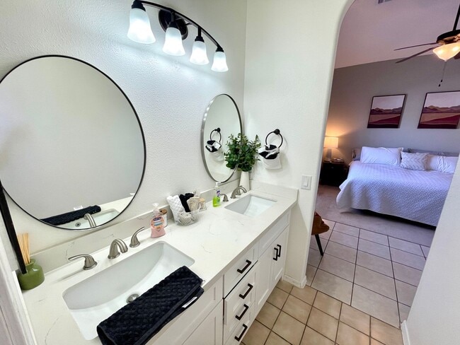 Building Photo - Luxurious Fully Furnished 3 Bedroom Home with Garage!