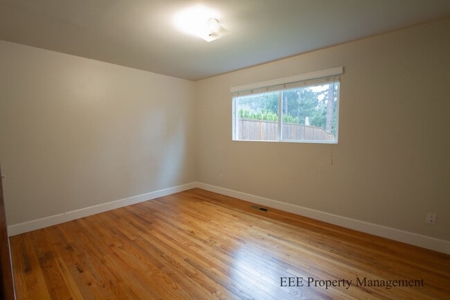 Building Photo - Bellevue Home in Phanton lake Area