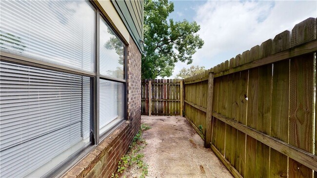 Building Photo - 2807 Longmire Dr