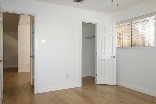 Building Photo - 1106 August Dr