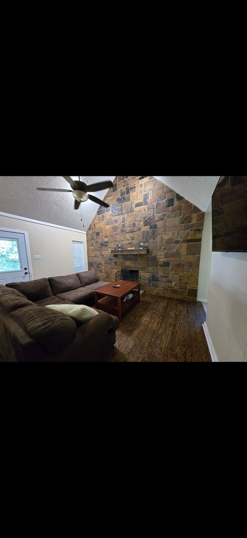 Building Photo - Move in special $500.00 Off 1st month rent!! Country style living on the hill but within the city