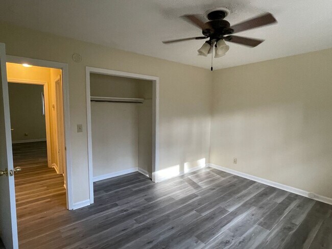 Building Photo - Valley Dale Ct