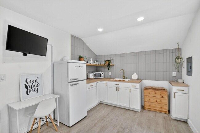 Building Photo - 306 N J St