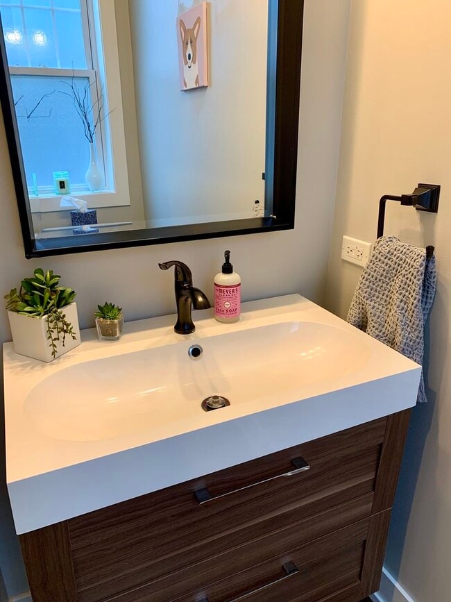 Building Photo - 2658 W Homer St