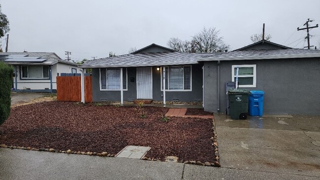 Primary Photo - Beautiful 4 Bedroom 2 Bath Home Centrally Located in Vallejo