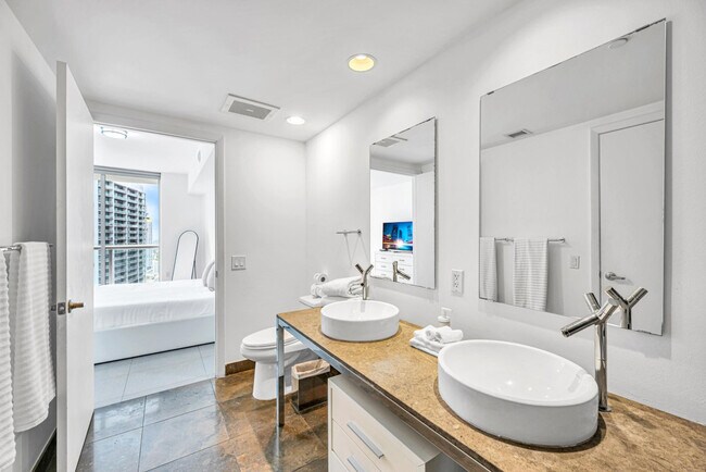 Building Photo - 485 Brickell Ave