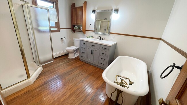 Building Photo - Gorgeous 3BR 1 Bathroom in Leominster