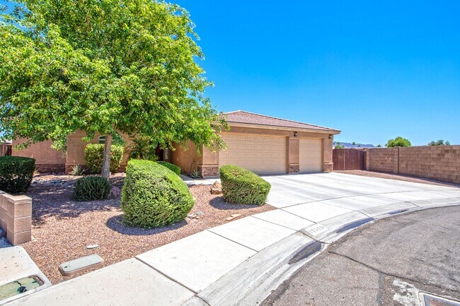Building Photo - Spectacular open floor plan home!