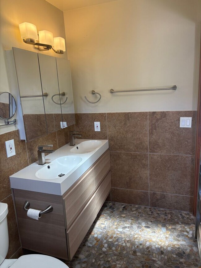 Building Photo - Unfurnished, 1-year long-term rental, Procure Only