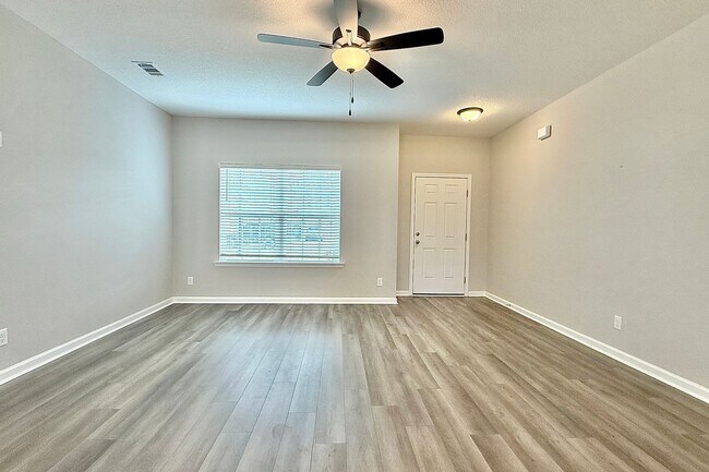 Building Photo - AVAILABLE NOW! (Pet Friendly)