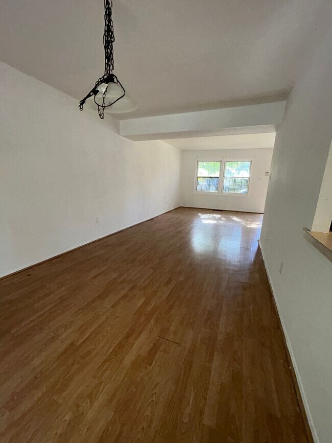 Building Photo - Condo for rent with parking and yard large...