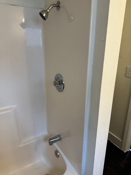 Building Photo - 832 Wealthy St SE