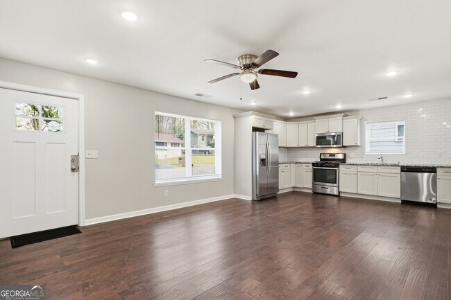 Building Photo - 250 Maple St