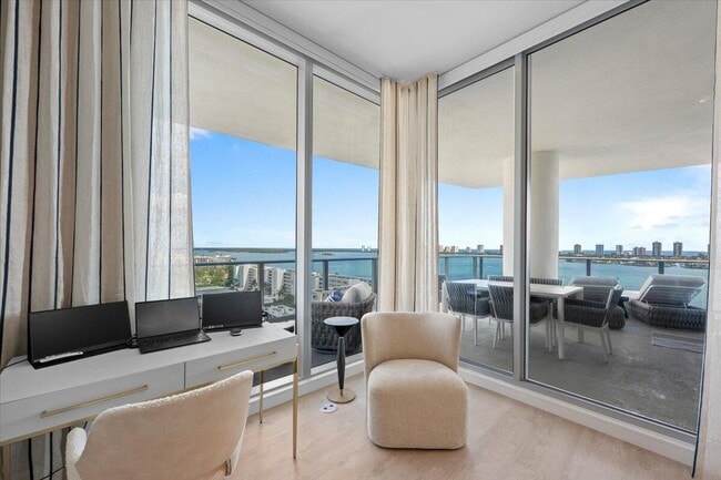 Building Photo - 220 Lake Shore Dr