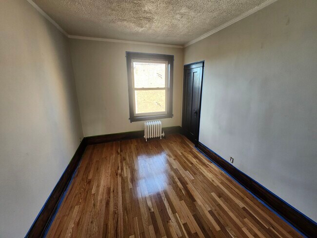 Building Photo - 416 E 110th St