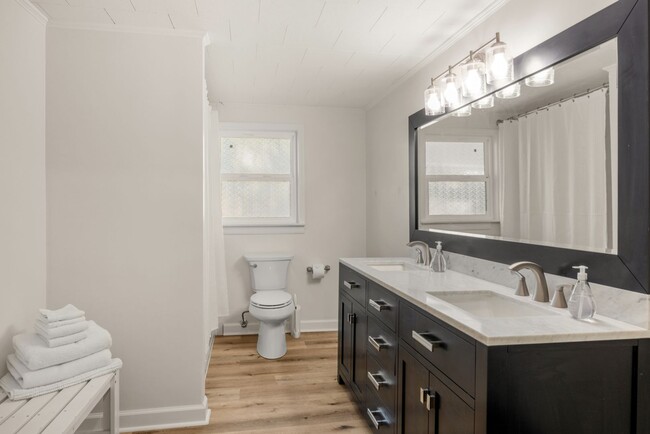 Building Photo - Lake Talquin - LAKEFRONT- Furnished 3 bedr...