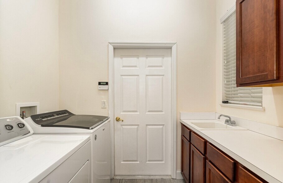 Building Photo - 8410 Maria Ct