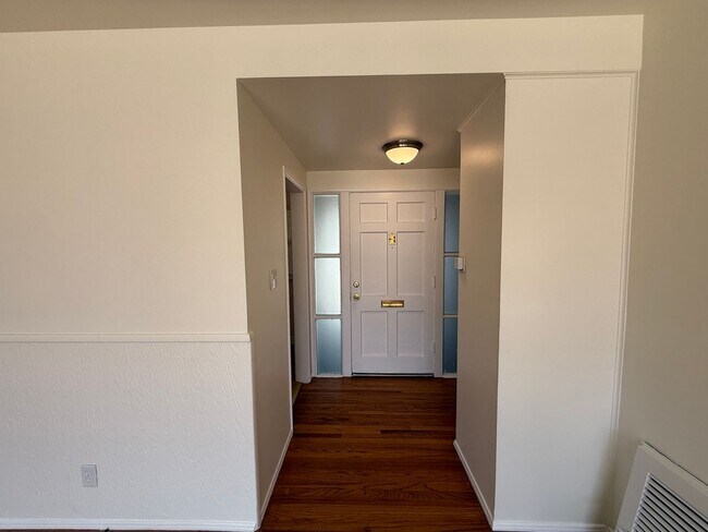Building Photo - Now Leasing a 2-Bedroom Home in a Prime East Long Beach Location!