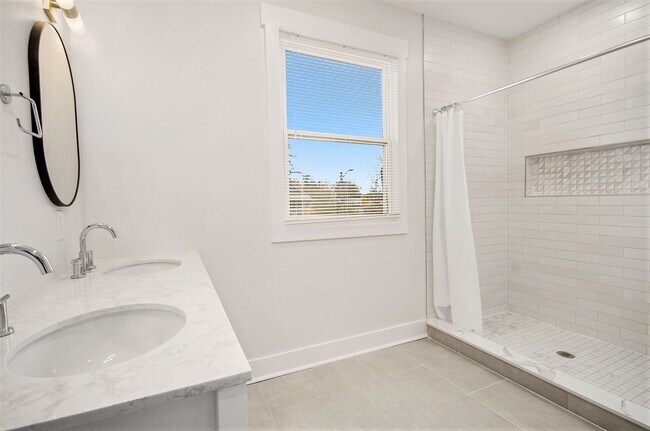 Building Photo - Lower Unit - Newly Constructed - 2 bed/2 bath - Must See!