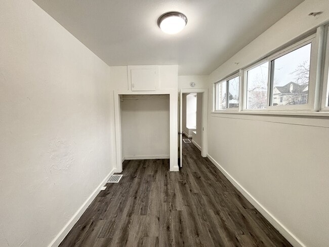 Building Photo - 478 E 8th Ave