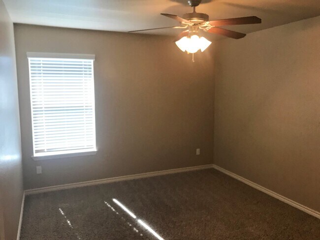 Building Photo - Beautiful 3bed/2bath Duplex near Clear Cre...
